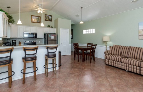 Corpus Christi Cottage | Beautiful Cottage w/ King Bed, Allocated Parking, Pool & Private Patio!