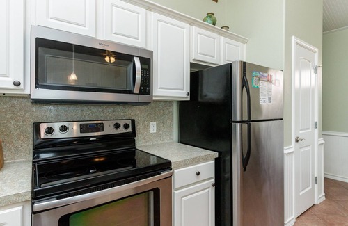 Corpus Christi Cottage | Beautiful Cottage w/ King Bed, Allocated Parking, Pool & Private Patio!