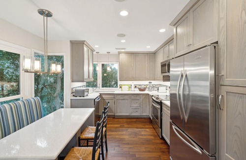 Isle of Palms Cottage | Beautiful cottage on lagoon,walk to beach, great for couples or families