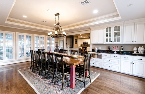 Valley Mills House | Beautiful Country Home Minutes from Magnolia & Baylor Pool HotTub River Front