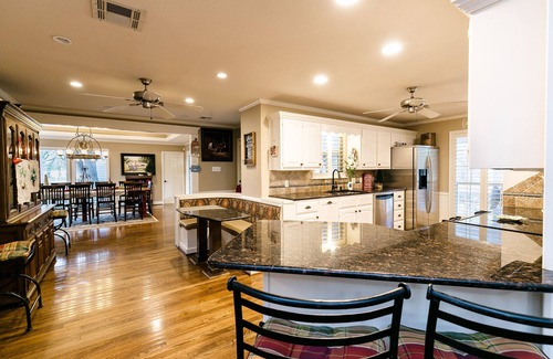 Valley Mills House | Beautiful Country Home Minutes from Magnolia & Baylor Pool HotTub River Front