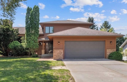 Roseville House | Beautiful Four-Level Split Home @ Calm Cul-de-sac!