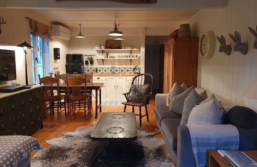 Gibbston Cottage | Beautiful French Style Cottage with an Outdoor Bath
