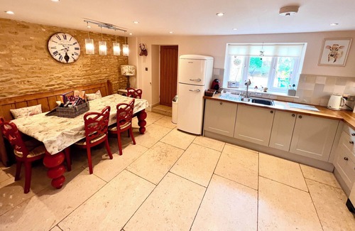Bourton Cottage | Beautiful cotswold home sleeps 5 parking central beautiful gardens pet friendly