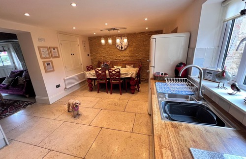 Bourton Cottage | Beautiful cotswold home sleeps 5 parking central beautiful gardens pet friendly