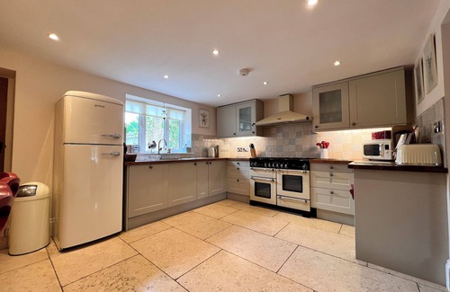Bourton Cottage | Beautiful cotswold home sleeps 5 parking central beautiful gardens pet friendly