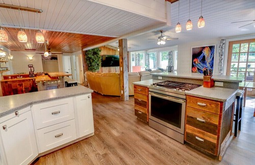 La Pointe House | Beautiful golf course property with outstanding views and location