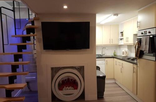Rochester East Ward Apartment | Beautiful holiday studio in the heart of Rochester