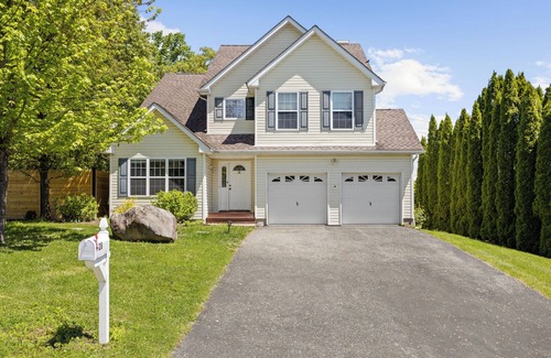 Town of Lloyd House | Beautiful Home - 4BR/2.5BA - Hot tub and Patio - Minutes from New Paltz