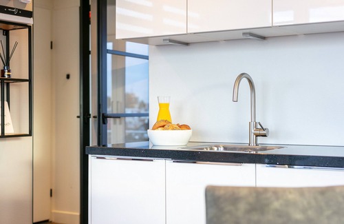 Kerkdriel House | Beautiful houseboat for 2 in charming harbour