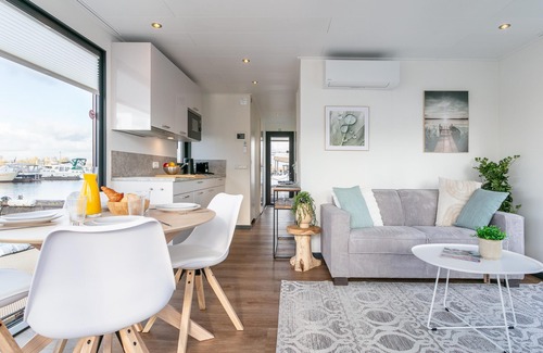 Kerkdriel House | Beautiful houseboat with roof terrace in beautiful harbour
