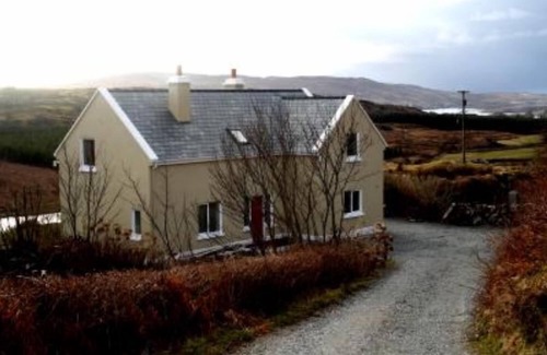 Clifden Cottage | Beautiful lake side cottage in the heart of Connemara