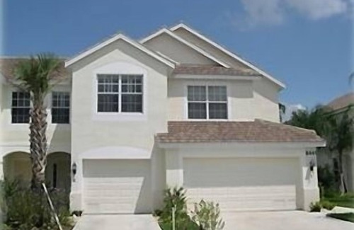 Fort Myers House | Beautiful Lakefront Townhome-Minutes from Sanibel/Ft Myers Bch