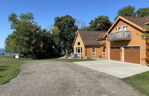 Penn House | Beautiful Lakefront home on the Flats, sleeps 7, Heated garage, SnoBear
