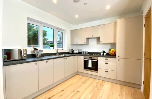 Poole House | Beautiful NEW 3 bedroom house - garden & parking