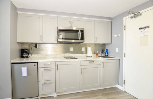 Ortona Park Apartment | 🏖️Beautiful Ocean Views🏝️ Clean room with small balcony