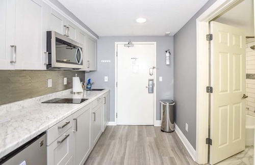 Ortona Park Apartment | 🏖️Beautiful Ocean Views🏝️ Clean room with small balcony