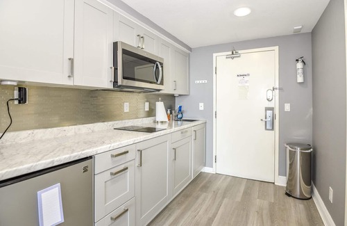 Ortona Park Apartment | 🏖️Beautiful Ocean Views🏝️ Clean room with small balcony