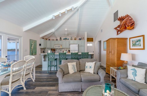 Breezeswept Beach Estates House | Beautiful Oceanfront Home on Ramrod Key - Three Lots, Dock & Poolside Tiki Bar