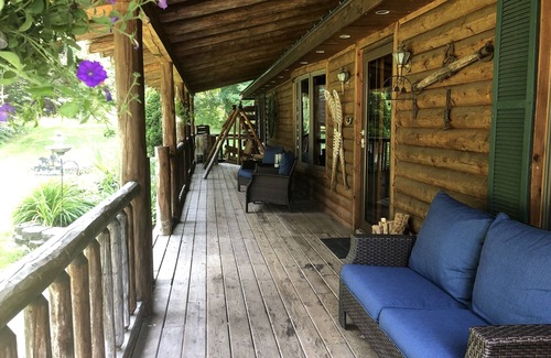Cheboygan House | Beautiful & Secluded Log Cabin Close to Mackinaw City!