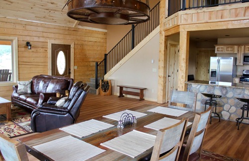 Tierra Del Oro Cabin | Beautiful, Serene Log Cabin Lodge