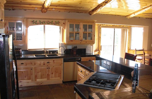 Upper Moonridge Cabin | Beautiful/Spacious Cabin! Hot Tub, Pool Table, Bar, Dartboard. Tesla charger