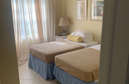 Paradise Island Resort | Beautiful waterfront resort villa in Paradise Island, Bahamas. Sleeps 6.