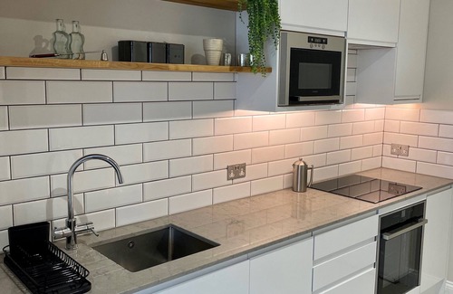 Twickenham Riverside Apartment | Beautifully Appointed One Bed Apartment. Near Richmond Park, and Kew Gardens