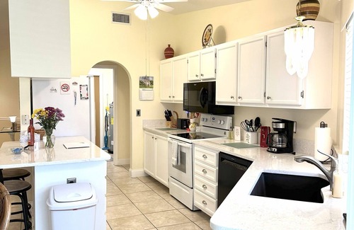 Pelican House | Beautifully maintained and great location!