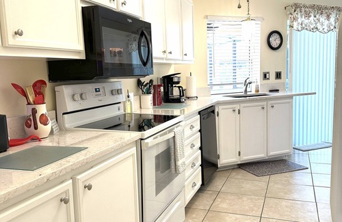 Pelican House | Beautifully maintained and great location!
