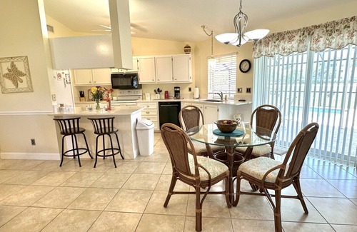 Pelican House | Beautifully maintained and great location!