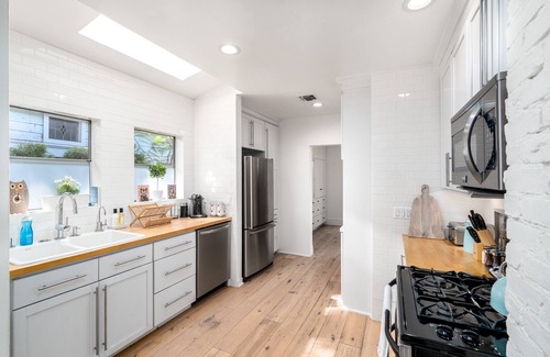 Venice House | Beautifully Renovated 3 BR Venice Beach Craftsman steps to the sand and AK blvd!