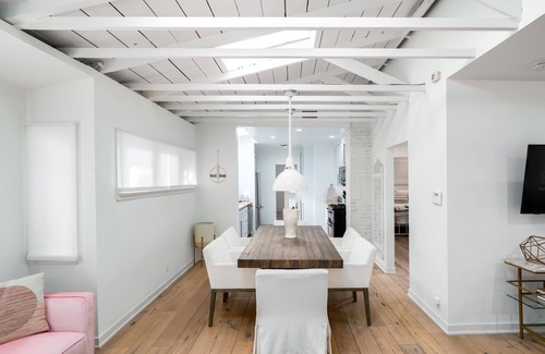 Venice House | Beautifully Renovated 3 BR Venice Beach Craftsman steps to the sand and AK blvd!