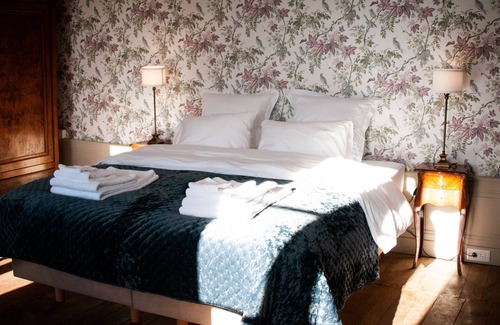 Rouille Bed & Breakfast | Bed and Breakfast 'Suite Familliale - Vue Sur Parc' with Shared Garden and Wi-Fi