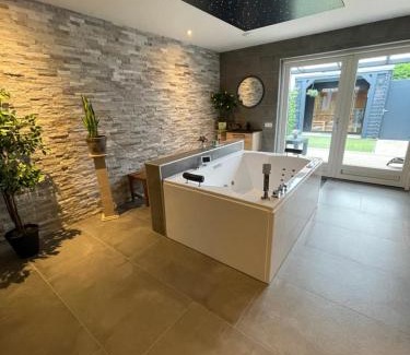 Sint-Annaland Apartment | Bed & Wellness Chinel Luxe vakantiehuis met Sauna's en Bubbelbad