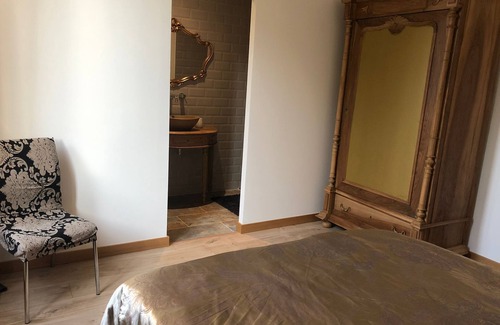 Saint-Clair-de-la-Tour Bed & Breakfast | Bedroom with bathroom - Chateau du Mouillat