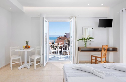 Benitses Hotel | Bella Vista Beach Hotel and Studios