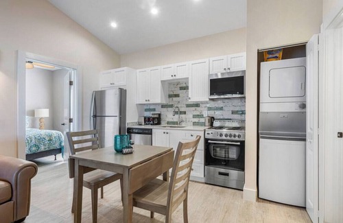 Singer Island Apartment | Bermuda Bungalows #2 🌴🏄‍♀️Quick Walk to Public Beach 🏊🩴Pool/Spa On-Site 🏖️🌅Downtown Singer Island 🌊😎Walk to Restuarants, Bars, Shops 🐬🌞Free On-Site Parking!