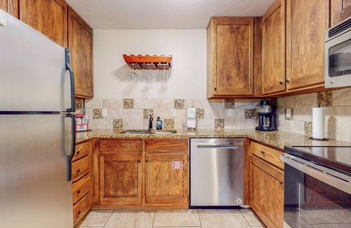North Park City Condo | Best Deal in PC! - 2 Blks to PC Mtn Resort-4 Blks to Main Street- Hot Tub!