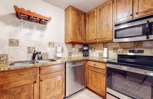 North Park City Condo | Best Deal in PC! - 2 Blks to PC Mtn Resort-4 Blks to Main Street- Hot Tub!