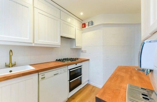 Belgravia Apartment | BEST location, chic private suite in large flat