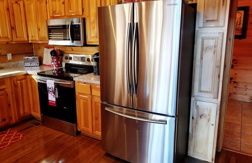 Pigeon Forge Cabin | !BEST LOCATION! RESERVE NOW FOR SPRING BREAK AND SUMMER! BEARFOOT CORNER CABIN!