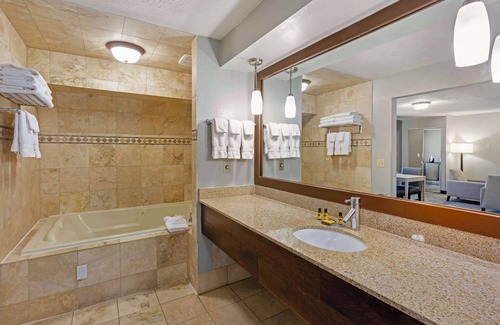 Logan Hotel | Best Western Plus Weston Inn