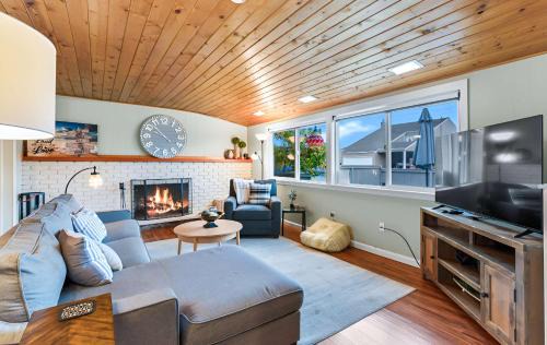 Birch Bay House | Birch Bay Cottage Retreat on river