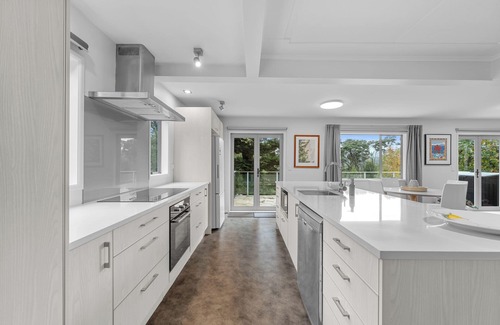 Titirangi House | Birdsong Retreat - Titirangi Holiday Home