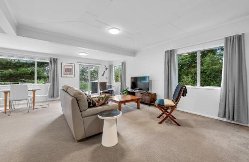 Titirangi House | Birdsong Retreat - Titirangi Holiday Home