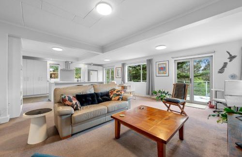 Titirangi House | Birdsong Retreat - Titirangi Holiday Home