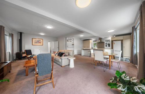 Titirangi House | Birdsong Retreat - Titirangi Holiday Home