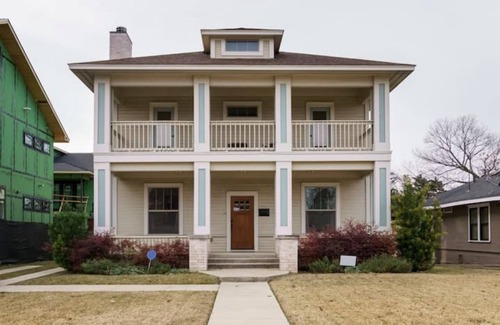 Kessler House | "Bishop Arts Retreat" - extended outdoor living space!