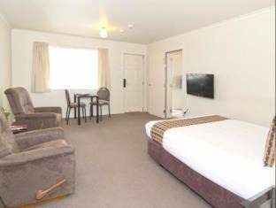 Mangere Hotel | BKs Pioneer Motel